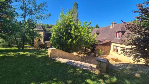 Magnifique propriété de caractère en Périgord noir dans un lieu magique à deux pas de Sarlat. avec gites modulable .