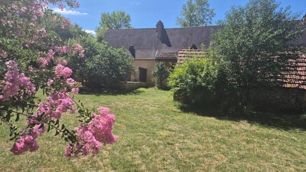 Magnifique propriété de caractère en Périgord noir dans un lieu magique à deux pas de Sarlat. avec gites modulable .