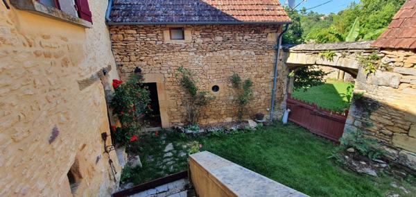 Magnifique propriété de caractère en Périgord noir dans un lieu magique à deux pas de Sarlat. avec gites modulable .