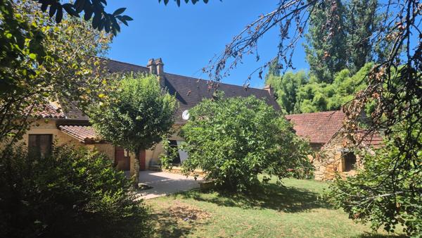 Magnifique propriété de caractère en Périgord noir dans un lieu magique à deux pas de Sarlat. avec gites modulable .