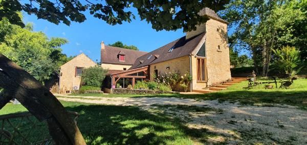 Magnifique propriété de caractère en Périgord noir dans un lieu magique à deux pas de Sarlat. avec gites modulable .