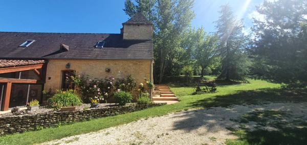 Magnifique propriété de caractère en Périgord noir dans un lieu magique à deux pas de Sarlat. avec gites modulable .