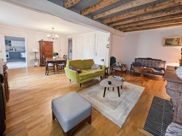 Maison de ville 117 m² – 3 chambres – Garage – Petite cour – Centre Lons-le-Saunier