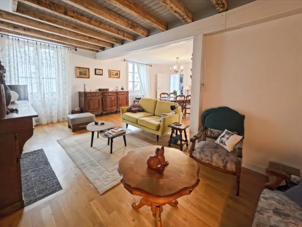 Maison de ville 117 m² – 3 chambres – Garage – Petite cour – Centre Lons-le-Saunier