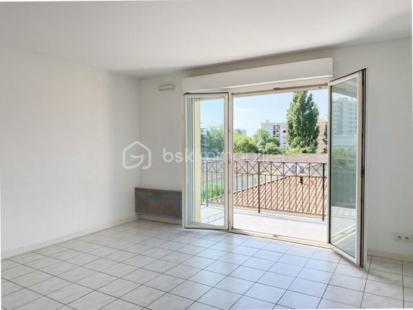 Venez découvrir cet appartement avec balcon, au 3ème étage (sur 4) d'une résidence sécurisée et très bien entretenue située proche des boulevards. 
A proximité immédiate des Bus 9 et H, et à 10 mn à pied des Tram C et D.

Cet appartement très lumineux, accessible par ascenseur, comprend une cuisine ouverte sur le séjour, deux chambres avec grands placards, un wc séparé et une salle de bains.
Le séjour s'ouvre sur un grand balcon exposé Sud avec vue dégagée sur Bordeaux.

La place de stationnement privative est protégée et couverte, et possède un accès sécurisé.

Les + de ce logement :
- localisation idéale
- balcon avec vue dégagée
- rangements
- ascenseur 
- parking sécurisé et couvert

** Aucun travaux de copropriété à prévoir **

A visiter sans tarder !