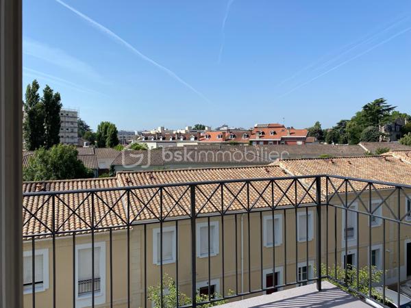 Venez découvrir cet appartement avec balcon, au 3ème étage (sur 4) d'une résidence sécurisée et très bien entretenue située proche des boulevards. 
A proximité immédiate des Bus 9 et H, et à 10 mn à pied des Tram C et D.

Cet appartement très lumineux, accessible par ascenseur, comprend une cuisine ouverte sur le séjour, deux chambres avec grands placards, un wc séparé et une salle de bains.
Le séjour s'ouvre sur un grand balcon exposé Sud avec vue dégagée sur Bordeaux.

La place de stationnement privative est protégée et couverte, et possède un accès sécurisé.

Les + de ce logement :
- localisation idéale
- balcon avec vue dégagée
- rangements
- ascenseur 
- parking sécurisé et couvert

** Aucun travaux de copropriété à prévoir **

A visiter sans tarder !