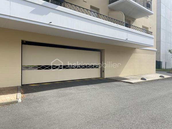 Venez découvrir cet appartement avec balcon, au 3ème étage (sur 4) d'une résidence sécurisée et très bien entretenue située proche des boulevards. 
A proximité immédiate des Bus 9 et H, et à 10 mn à pied des Tram C et D.

Cet appartement très lumineux, accessible par ascenseur, comprend une cuisine ouverte sur le séjour, deux chambres avec grands placards, un wc séparé et une salle de bains.
Le séjour s'ouvre sur un grand balcon exposé Sud avec vue dégagée sur Bordeaux.

La place de stationnement privative est protégée et couverte, et possède un accès sécurisé.

Les + de ce logement :
- localisation idéale
- balcon avec vue dégagée
- rangements
- ascenseur 
- parking sécurisé et couvert

** Aucun travaux de copropriété à prévoir **

A visiter sans tarder !