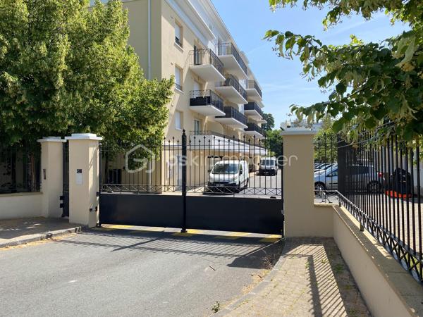 Venez découvrir cet appartement avec balcon, au 3ème étage (sur 4) d'une résidence sécurisée et très bien entretenue située proche des boulevards. 
A proximité immédiate des Bus 9 et H, et à 10 mn à pied des Tram C et D.

Cet appartement très lumineux, accessible par ascenseur, comprend une cuisine ouverte sur le séjour, deux chambres avec grands placards, un wc séparé et une salle de bains.
Le séjour s'ouvre sur un grand balcon exposé Sud avec vue dégagée sur Bordeaux.

La place de stationnement privative est protégée et couverte, et possède un accès sécurisé.

Les + de ce logement :
- localisation idéale
- balcon avec vue dégagée
- rangements
- ascenseur 
- parking sécurisé et couvert

** Aucun travaux de copropriété à prévoir **

A visiter sans tarder !