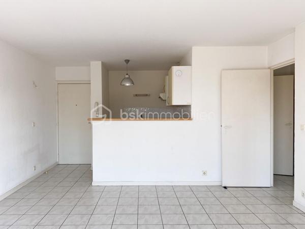 Venez découvrir cet appartement avec balcon, au 3ème étage (sur 4) d'une résidence sécurisée et très bien entretenue située proche des boulevards. 
A proximité immédiate des Bus 9 et H, et à 10 mn à pied des Tram C et D.

Cet appartement très lumineux, accessible par ascenseur, comprend une cuisine ouverte sur le séjour, deux chambres avec grands placards, un wc séparé et une salle de bains.
Le séjour s'ouvre sur un grand balcon exposé Sud avec vue dégagée sur Bordeaux.

La place de stationnement privative est protégée et couverte, et possède un accès sécurisé.

Les + de ce logement :
- localisation idéale
- balcon avec vue dégagée
- rangements
- ascenseur 
- parking sécurisé et couvert

** Aucun travaux de copropriété à prévoir **

A visiter sans tarder !