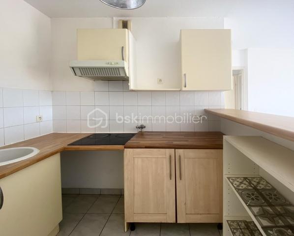 Venez découvrir cet appartement avec balcon, au 3ème étage (sur 4) d'une résidence sécurisée et très bien entretenue située proche des boulevards. 
A proximité immédiate des Bus 9 et H, et à 10 mn à pied des Tram C et D.

Cet appartement très lumineux, accessible par ascenseur, comprend une cuisine ouverte sur le séjour, deux chambres avec grands placards, un wc séparé et une salle de bains.
Le séjour s'ouvre sur un grand balcon exposé Sud avec vue dégagée sur Bordeaux.

La place de stationnement privative est protégée et couverte, et possède un accès sécurisé.

Les + de ce logement :
- localisation idéale
- balcon avec vue dégagée
- rangements
- ascenseur 
- parking sécurisé et couvert

** Aucun travaux de copropriété à prévoir **

A visiter sans tarder !