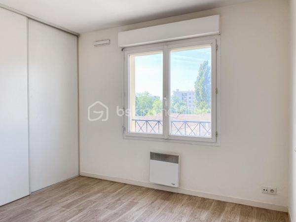 Venez découvrir cet appartement avec balcon, au 3ème étage (sur 4) d'une résidence sécurisée et très bien entretenue située proche des boulevards. 
A proximité immédiate des Bus 9 et H, et à 10 mn à pied des Tram C et D.

Cet appartement très lumineux, accessible par ascenseur, comprend une cuisine ouverte sur le séjour, deux chambres avec grands placards, un wc séparé et une salle de bains.
Le séjour s'ouvre sur un grand balcon exposé Sud avec vue dégagée sur Bordeaux.

La place de stationnement privative est protégée et couverte, et possède un accès sécurisé.

Les + de ce logement :
- localisation idéale
- balcon avec vue dégagée
- rangements
- ascenseur 
- parking sécurisé et couvert

** Aucun travaux de copropriété à prévoir **

A visiter sans tarder !