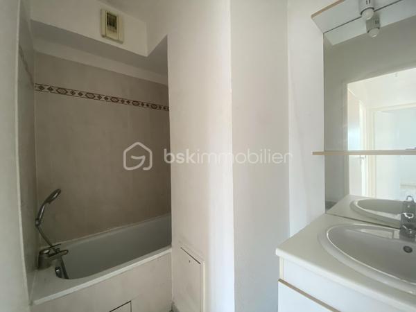 Venez découvrir cet appartement avec balcon, au 3ème étage (sur 4) d'une résidence sécurisée et très bien entretenue située proche des boulevards. 
A proximité immédiate des Bus 9 et H, et à 10 mn à pied des Tram C et D.

Cet appartement très lumineux, accessible par ascenseur, comprend une cuisine ouverte sur le séjour, deux chambres avec grands placards, un wc séparé et une salle de bains.
Le séjour s'ouvre sur un grand balcon exposé Sud avec vue dégagée sur Bordeaux.

La place de stationnement privative est protégée et couverte, et possède un accès sécurisé.

Les + de ce logement :
- localisation idéale
- balcon avec vue dégagée
- rangements
- ascenseur 
- parking sécurisé et couvert

** Aucun travaux de copropriété à prévoir **

A visiter sans tarder !