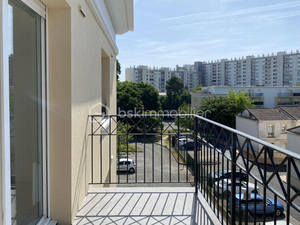 Venez découvrir cet appartement avec balcon, au 3ème étage (sur 4) d'une résidence sécurisée et très bien entretenue située proche des boulevards. 
A proximité immédiate des Bus 9 et H, et à 10 mn à pied des Tram C et D.

Cet appartement très lumineux, accessible par ascenseur, comprend une cuisine ouverte sur le séjour, deux chambres avec grands placards, un wc séparé et une salle de bains.
Le séjour s'ouvre sur un grand balcon exposé Sud avec vue dégagée sur Bordeaux.

La place de stationnement privative est protégée et couverte, et possède un accès sécurisé.

Les + de ce logement :
- localisation idéale
- balcon avec vue dégagée
- rangements
- ascenseur 
- parking sécurisé et couvert

** Aucun travaux de copropriété à prévoir **

A visiter sans tarder !