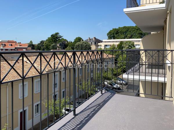 Venez découvrir cet appartement avec balcon, au 3ème étage (sur 4) d'une résidence sécurisée et très bien entretenue située proche des boulevards. 
A proximité immédiate des Bus 9 et H, et à 10 mn à pied des Tram C et D.

Cet appartement très lumineux, accessible par ascenseur, comprend une cuisine ouverte sur le séjour, deux chambres avec grands placards, un wc séparé et une salle de bains.
Le séjour s'ouvre sur un grand balcon exposé Sud avec vue dégagée sur Bordeaux.

La place de stationnement privative est protégée et couverte, et possède un accès sécurisé.

Les + de ce logement :
- localisation idéale
- balcon avec vue dégagée
- rangements
- ascenseur 
- parking sécurisé et couvert

** Aucun travaux de copropriété à prévoir **

A visiter sans tarder !