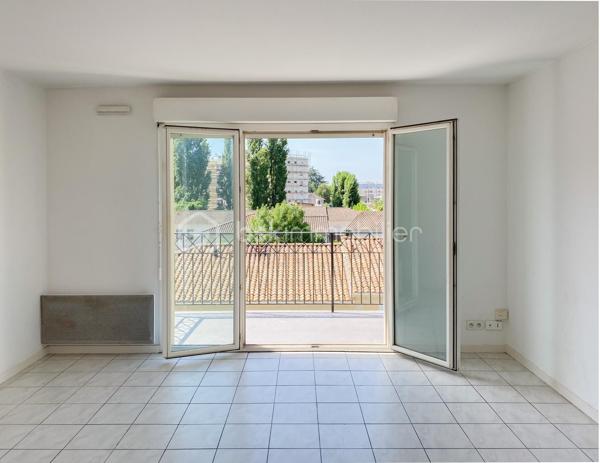 Venez découvrir cet appartement avec balcon, au 3ème étage (sur 4) d'une résidence sécurisée et très bien entretenue située proche des boulevards. 
A proximité immédiate des Bus 9 et H, et à 10 mn à pied des Tram C et D.

Cet appartement très lumineux, accessible par ascenseur, comprend une cuisine ouverte sur le séjour, deux chambres avec grands placards, un wc séparé et une salle de bains.
Le séjour s'ouvre sur un grand balcon exposé Sud avec vue dégagée sur Bordeaux.

La place de stationnement privative est protégée et couverte, et possède un accès sécurisé.

Les + de ce logement :
- localisation idéale
- balcon avec vue dégagée
- rangements
- ascenseur 
- parking sécurisé et couvert

** Aucun travaux de copropriété à prévoir **

A visiter sans tarder !