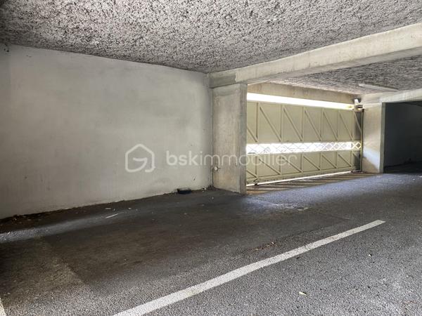 Venez découvrir cet appartement avec balcon, au 3ème étage (sur 4) d'une résidence sécurisée et très bien entretenue située proche des boulevards. 
A proximité immédiate des Bus 9 et H, et à 10 mn à pied des Tram C et D.

Cet appartement très lumineux, accessible par ascenseur, comprend une cuisine ouverte sur le séjour, deux chambres avec grands placards, un wc séparé et une salle de bains.
Le séjour s'ouvre sur un grand balcon exposé Sud avec vue dégagée sur Bordeaux.

La place de stationnement privative est protégée et couverte, et possède un accès sécurisé.

Les + de ce logement :
- localisation idéale
- balcon avec vue dégagée
- rangements
- ascenseur 
- parking sécurisé et couvert

** Aucun travaux de copropriété à prévoir **

A visiter sans tarder !
