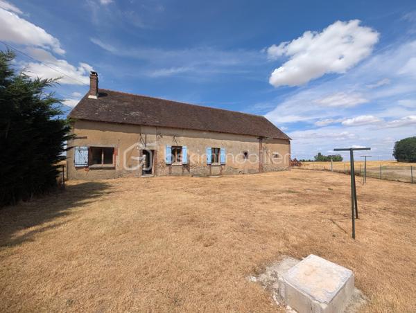 Idéalement située dans un environnement paisible, venez découvrir cette charmante longère de plain-pied de 83 m², offrant un cadre de vie calme et un magnifique potentiel d'évolution selon vos projets.

La maison se compose :

D'une entrée , D'un salon séjour lumineux, d'une cuisine séparée, de 3 chambres confortables, d'une salle d'eau et d'un WC indépendant.

Les grands atouts "potentiel" de ce bien :

Une dépendance attenante de 30 m² accessible directement depuis l'intérieur, idéale pour créer une extension habitable après travaux (suite parentale, grand salon, atelier...).

Un grenier aménageable sur l'ensemble pour doubler la surface.

Une dépendance ouverte de 24 m² (parfaite pour un préau, un carport ou une cuisine d'été).

Prestations & Techniques :

Fenêtres en double vitrage installées.

Assainissement individuel (à prévoir : remise aux normes).

Une opportunité rare pour les amoureux de l'ancien et des projets de rénovation. À visiter sans tarder !