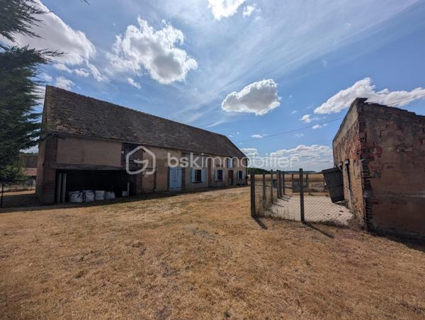 Idéalement située dans un environnement paisible, venez découvrir cette charmante longère de plain-pied de 83 m², offrant un cadre de vie calme et un magnifique potentiel d'évolution selon vos projets.

La maison se compose :

D'une entrée , D'un salon séjour lumineux, d'une cuisine séparée, de 3 chambres confortables, d'une salle d'eau et d'un WC indépendant.

Les grands atouts "potentiel" de ce bien :

Une dépendance attenante de 30 m² accessible directement depuis l'intérieur, idéale pour créer une extension habitable après travaux (suite parentale, grand salon, atelier...).

Un grenier aménageable sur l'ensemble pour doubler la surface.

Une dépendance ouverte de 24 m² (parfaite pour un préau, un carport ou une cuisine d'été).

Prestations & Techniques :

Fenêtres en double vitrage installées.

Assainissement individuel (à prévoir : remise aux normes).

Une opportunité rare pour les amoureux de l'ancien et des projets de rénovation. À visiter sans tarder !