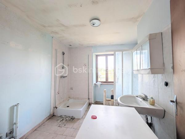 Idéalement située dans un environnement paisible, venez découvrir cette charmante longère de plain-pied de 83 m², offrant un cadre de vie calme et un magnifique potentiel d'évolution selon vos projets.

La maison se compose :

D'une entrée , D'un salon séjour lumineux, d'une cuisine séparée, de 3 chambres confortables, d'une salle d'eau et d'un WC indépendant.

Les grands atouts "potentiel" de ce bien :

Une dépendance attenante de 30 m² accessible directement depuis l'intérieur, idéale pour créer une extension habitable après travaux (suite parentale, grand salon, atelier...).

Un grenier aménageable sur l'ensemble pour doubler la surface.

Une dépendance ouverte de 24 m² (parfaite pour un préau, un carport ou une cuisine d'été).

Prestations & Techniques :

Fenêtres en double vitrage installées.

Assainissement individuel (à prévoir : remise aux normes).

Une opportunité rare pour les amoureux de l'ancien et des projets de rénovation. À visiter sans tarder !