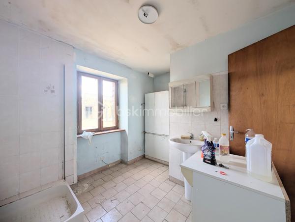 Idéalement située dans un environnement paisible, venez découvrir cette charmante longère de plain-pied de 83 m², offrant un cadre de vie calme et un magnifique potentiel d'évolution selon vos projets.

La maison se compose :

D'une entrée , D'un salon séjour lumineux, d'une cuisine séparée, de 3 chambres confortables, d'une salle d'eau et d'un WC indépendant.

Les grands atouts "potentiel" de ce bien :

Une dépendance attenante de 30 m² accessible directement depuis l'intérieur, idéale pour créer une extension habitable après travaux (suite parentale, grand salon, atelier...).

Un grenier aménageable sur l'ensemble pour doubler la surface.

Une dépendance ouverte de 24 m² (parfaite pour un préau, un carport ou une cuisine d'été).

Prestations & Techniques :

Fenêtres en double vitrage installées.

Assainissement individuel (à prévoir : remise aux normes).

Une opportunité rare pour les amoureux de l'ancien et des projets de rénovation. À visiter sans tarder !