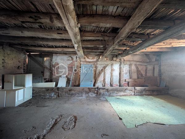 Idéalement située dans un environnement paisible, venez découvrir cette charmante longère de plain-pied de 83 m², offrant un cadre de vie calme et un magnifique potentiel d'évolution selon vos projets.

La maison se compose :

D'une entrée , D'un salon séjour lumineux, d'une cuisine séparée, de 3 chambres confortables, d'une salle d'eau et d'un WC indépendant.

Les grands atouts "potentiel" de ce bien :

Une dépendance attenante de 30 m² accessible directement depuis l'intérieur, idéale pour créer une extension habitable après travaux (suite parentale, grand salon, atelier...).

Un grenier aménageable sur l'ensemble pour doubler la surface.

Une dépendance ouverte de 24 m² (parfaite pour un préau, un carport ou une cuisine d'été).

Prestations & Techniques :

Fenêtres en double vitrage installées.

Assainissement individuel (à prévoir : remise aux normes).

Une opportunité rare pour les amoureux de l'ancien et des projets de rénovation. À visiter sans tarder !