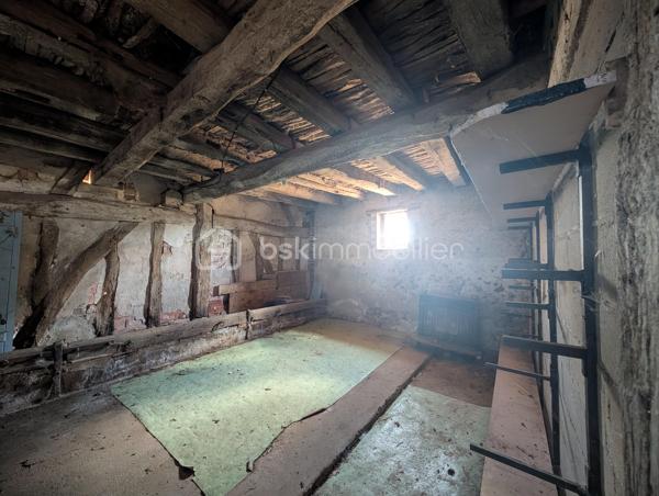 Idéalement située dans un environnement paisible, venez découvrir cette charmante longère de plain-pied de 83 m², offrant un cadre de vie calme et un magnifique potentiel d'évolution selon vos projets.

La maison se compose :

D'une entrée , D'un salon séjour lumineux, d'une cuisine séparée, de 3 chambres confortables, d'une salle d'eau et d'un WC indépendant.

Les grands atouts "potentiel" de ce bien :

Une dépendance attenante de 30 m² accessible directement depuis l'intérieur, idéale pour créer une extension habitable après travaux (suite parentale, grand salon, atelier...).

Un grenier aménageable sur l'ensemble pour doubler la surface.

Une dépendance ouverte de 24 m² (parfaite pour un préau, un carport ou une cuisine d'été).

Prestations & Techniques :

Fenêtres en double vitrage installées.

Assainissement individuel (à prévoir : remise aux normes).

Une opportunité rare pour les amoureux de l'ancien et des projets de rénovation. À visiter sans tarder !