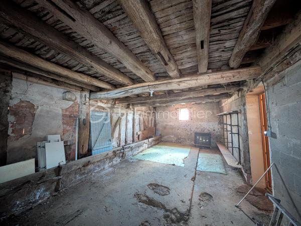 Idéalement située dans un environnement paisible, venez découvrir cette charmante longère de plain-pied de 83 m², offrant un cadre de vie calme et un magnifique potentiel d'évolution selon vos projets.

La maison se compose :

D'une entrée , D'un salon séjour lumineux, d'une cuisine séparée, de 3 chambres confortables, d'une salle d'eau et d'un WC indépendant.

Les grands atouts "potentiel" de ce bien :

Une dépendance attenante de 30 m² accessible directement depuis l'intérieur, idéale pour créer une extension habitable après travaux (suite parentale, grand salon, atelier...).

Un grenier aménageable sur l'ensemble pour doubler la surface.

Une dépendance ouverte de 24 m² (parfaite pour un préau, un carport ou une cuisine d'été).

Prestations & Techniques :

Fenêtres en double vitrage installées.

Assainissement individuel (à prévoir : remise aux normes).

Une opportunité rare pour les amoureux de l'ancien et des projets de rénovation. À visiter sans tarder !