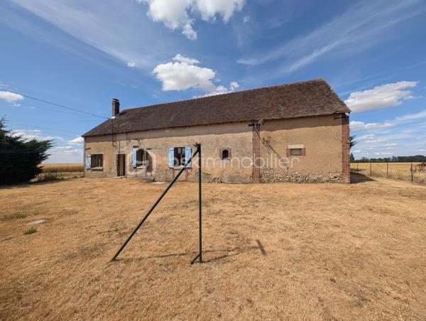 Idéalement située dans un environnement paisible, venez découvrir cette charmante longère de plain-pied de 83 m², offrant un cadre de vie calme et un magnifique potentiel d'évolution selon vos projets.

La maison se compose :

D'une entrée , D'un salon séjour lumineux, d'une cuisine séparée, de 3 chambres confortables, d'une salle d'eau et d'un WC indépendant.

Les grands atouts "potentiel" de ce bien :

Une dépendance attenante de 30 m² accessible directement depuis l'intérieur, idéale pour créer une extension habitable après travaux (suite parentale, grand salon, atelier...).

Un grenier aménageable sur l'ensemble pour doubler la surface.

Une dépendance ouverte de 24 m² (parfaite pour un préau, un carport ou une cuisine d'été).

Prestations & Techniques :

Fenêtres en double vitrage installées.

Assainissement individuel (à prévoir : remise aux normes).

Une opportunité rare pour les amoureux de l'ancien et des projets de rénovation. À visiter sans tarder !