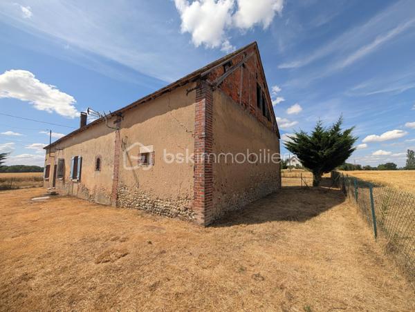 Idéalement située dans un environnement paisible, venez découvrir cette charmante longère de plain-pied de 83 m², offrant un cadre de vie calme et un magnifique potentiel d'évolution selon vos projets.

La maison se compose :

D'une entrée , D'un salon séjour lumineux, d'une cuisine séparée, de 3 chambres confortables, d'une salle d'eau et d'un WC indépendant.

Les grands atouts "potentiel" de ce bien :

Une dépendance attenante de 30 m² accessible directement depuis l'intérieur, idéale pour créer une extension habitable après travaux (suite parentale, grand salon, atelier...).

Un grenier aménageable sur l'ensemble pour doubler la surface.

Une dépendance ouverte de 24 m² (parfaite pour un préau, un carport ou une cuisine d'été).

Prestations & Techniques :

Fenêtres en double vitrage installées.

Assainissement individuel (à prévoir : remise aux normes).

Une opportunité rare pour les amoureux de l'ancien et des projets de rénovation. À visiter sans tarder !