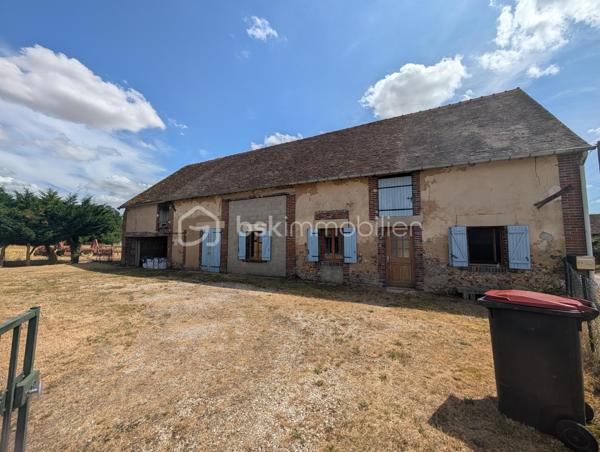 Idéalement située dans un environnement paisible, venez découvrir cette charmante longère de plain-pied de 83 m², offrant un cadre de vie calme et un magnifique potentiel d'évolution selon vos projets.

La maison se compose :

D'une entrée , D'un salon séjour lumineux, d'une cuisine séparée, de 3 chambres confortables, d'une salle d'eau et d'un WC indépendant.

Les grands atouts "potentiel" de ce bien :

Une dépendance attenante de 30 m² accessible directement depuis l'intérieur, idéale pour créer une extension habitable après travaux (suite parentale, grand salon, atelier...).

Un grenier aménageable sur l'ensemble pour doubler la surface.

Une dépendance ouverte de 24 m² (parfaite pour un préau, un carport ou une cuisine d'été).

Prestations & Techniques :

Fenêtres en double vitrage installées.

Assainissement individuel (à prévoir : remise aux normes).

Une opportunité rare pour les amoureux de l'ancien et des projets de rénovation. À visiter sans tarder !