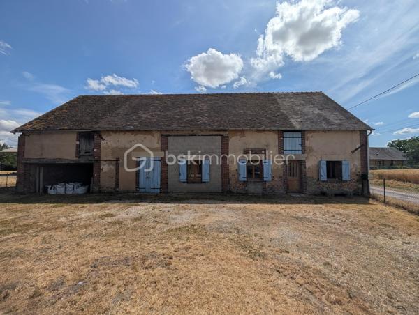 Idéalement située dans un environnement paisible, venez découvrir cette charmante longère de plain-pied de 83 m², offrant un cadre de vie calme et un magnifique potentiel d'évolution selon vos projets.

La maison se compose :

D'une entrée , D'un salon séjour lumineux, d'une cuisine séparée, de 3 chambres confortables, d'une salle d'eau et d'un WC indépendant.

Les grands atouts "potentiel" de ce bien :

Une dépendance attenante de 30 m² accessible directement depuis l'intérieur, idéale pour créer une extension habitable après travaux (suite parentale, grand salon, atelier...).

Un grenier aménageable sur l'ensemble pour doubler la surface.

Une dépendance ouverte de 24 m² (parfaite pour un préau, un carport ou une cuisine d'été).

Prestations & Techniques :

Fenêtres en double vitrage installées.

Assainissement individuel (à prévoir : remise aux normes).

Une opportunité rare pour les amoureux de l'ancien et des projets de rénovation. À visiter sans tarder !