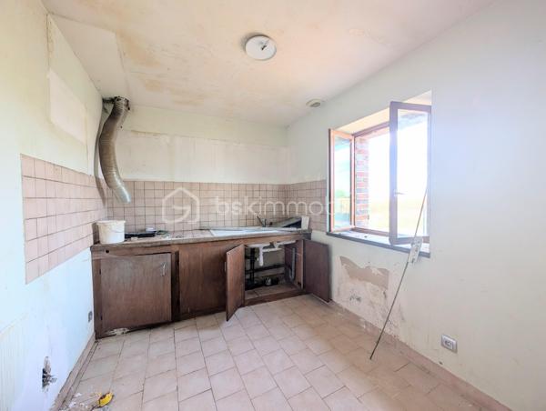 Idéalement située dans un environnement paisible, venez découvrir cette charmante longère de plain-pied de 83 m², offrant un cadre de vie calme et un magnifique potentiel d'évolution selon vos projets.

La maison se compose :

D'une entrée , D'un salon séjour lumineux, d'une cuisine séparée, de 3 chambres confortables, d'une salle d'eau et d'un WC indépendant.

Les grands atouts "potentiel" de ce bien :

Une dépendance attenante de 30 m² accessible directement depuis l'intérieur, idéale pour créer une extension habitable après travaux (suite parentale, grand salon, atelier...).

Un grenier aménageable sur l'ensemble pour doubler la surface.

Une dépendance ouverte de 24 m² (parfaite pour un préau, un carport ou une cuisine d'été).

Prestations & Techniques :

Fenêtres en double vitrage installées.

Assainissement individuel (à prévoir : remise aux normes).

Une opportunité rare pour les amoureux de l'ancien et des projets de rénovation. À visiter sans tarder !