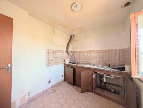 Idéalement située dans un environnement paisible, venez découvrir cette charmante longère de plain-pied de 83 m², offrant un cadre de vie calme et un magnifique potentiel d'évolution selon vos projets.

La maison se compose :

D'une entrée , D'un salon séjour lumineux, d'une cuisine séparée, de 3 chambres confortables, d'une salle d'eau et d'un WC indépendant.

Les grands atouts "potentiel" de ce bien :

Une dépendance attenante de 30 m² accessible directement depuis l'intérieur, idéale pour créer une extension habitable après travaux (suite parentale, grand salon, atelier...).

Un grenier aménageable sur l'ensemble pour doubler la surface.

Une dépendance ouverte de 24 m² (parfaite pour un préau, un carport ou une cuisine d'été).

Prestations & Techniques :

Fenêtres en double vitrage installées.

Assainissement individuel (à prévoir : remise aux normes).

Une opportunité rare pour les amoureux de l'ancien et des projets de rénovation. À visiter sans tarder !