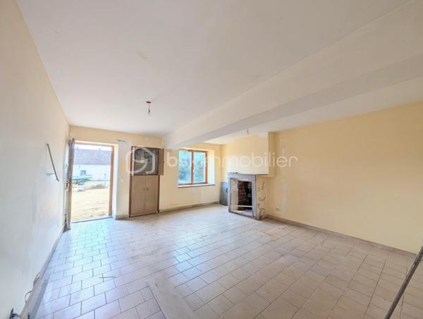 Idéalement située dans un environnement paisible, venez découvrir cette charmante longère de plain-pied de 83 m², offrant un cadre de vie calme et un magnifique potentiel d'évolution selon vos projets.

La maison se compose :

D'une entrée , D'un salon séjour lumineux, d'une cuisine séparée, de 3 chambres confortables, d'une salle d'eau et d'un WC indépendant.

Les grands atouts "potentiel" de ce bien :

Une dépendance attenante de 30 m² accessible directement depuis l'intérieur, idéale pour créer une extension habitable après travaux (suite parentale, grand salon, atelier...).

Un grenier aménageable sur l'ensemble pour doubler la surface.

Une dépendance ouverte de 24 m² (parfaite pour un préau, un carport ou une cuisine d'été).

Prestations & Techniques :

Fenêtres en double vitrage installées.

Assainissement individuel (à prévoir : remise aux normes).

Une opportunité rare pour les amoureux de l'ancien et des projets de rénovation. À visiter sans tarder !