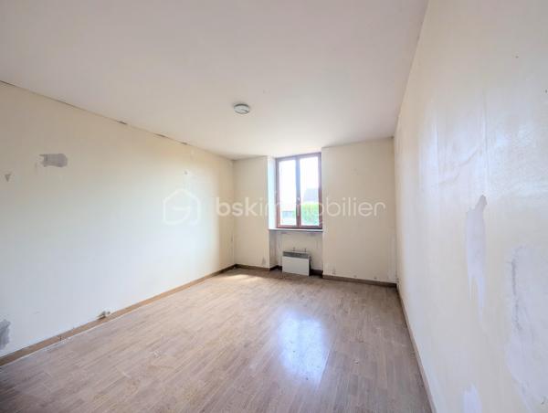 Idéalement située dans un environnement paisible, venez découvrir cette charmante longère de plain-pied de 83 m², offrant un cadre de vie calme et un magnifique potentiel d'évolution selon vos projets.

La maison se compose :

D'une entrée , D'un salon séjour lumineux, d'une cuisine séparée, de 3 chambres confortables, d'une salle d'eau et d'un WC indépendant.

Les grands atouts "potentiel" de ce bien :

Une dépendance attenante de 30 m² accessible directement depuis l'intérieur, idéale pour créer une extension habitable après travaux (suite parentale, grand salon, atelier...).

Un grenier aménageable sur l'ensemble pour doubler la surface.

Une dépendance ouverte de 24 m² (parfaite pour un préau, un carport ou une cuisine d'été).

Prestations & Techniques :

Fenêtres en double vitrage installées.

Assainissement individuel (à prévoir : remise aux normes).

Une opportunité rare pour les amoureux de l'ancien et des projets de rénovation. À visiter sans tarder !