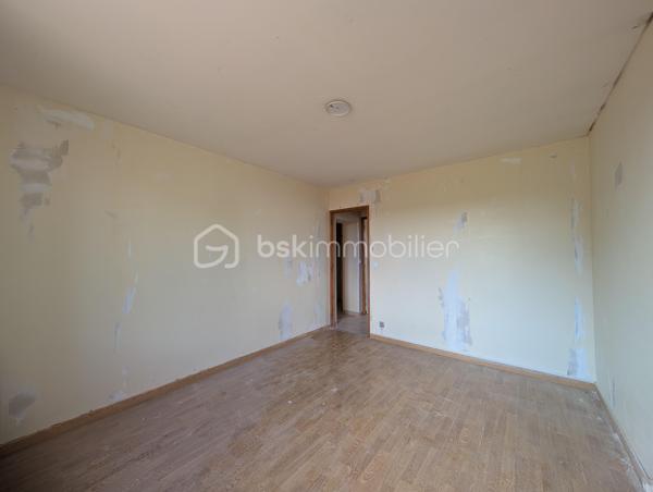 Idéalement située dans un environnement paisible, venez découvrir cette charmante longère de plain-pied de 83 m², offrant un cadre de vie calme et un magnifique potentiel d'évolution selon vos projets.

La maison se compose :

D'une entrée , D'un salon séjour lumineux, d'une cuisine séparée, de 3 chambres confortables, d'une salle d'eau et d'un WC indépendant.

Les grands atouts "potentiel" de ce bien :

Une dépendance attenante de 30 m² accessible directement depuis l'intérieur, idéale pour créer une extension habitable après travaux (suite parentale, grand salon, atelier...).

Un grenier aménageable sur l'ensemble pour doubler la surface.

Une dépendance ouverte de 24 m² (parfaite pour un préau, un carport ou une cuisine d'été).

Prestations & Techniques :

Fenêtres en double vitrage installées.

Assainissement individuel (à prévoir : remise aux normes).

Une opportunité rare pour les amoureux de l'ancien et des projets de rénovation. À visiter sans tarder !