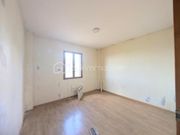Idéalement située dans un environnement paisible, venez découvrir cette charmante longère de plain-pied de 83 m², offrant un cadre de vie calme et un magnifique potentiel d'évolution selon vos projets.

La maison se compose :

D'une entrée , D'un salon séjour lumineux, d'une cuisine séparée, de 3 chambres confortables, d'une salle d'eau et d'un WC indépendant.

Les grands atouts "potentiel" de ce bien :

Une dépendance attenante de 30 m² accessible directement depuis l'intérieur, idéale pour créer une extension habitable après travaux (suite parentale, grand salon, atelier...).

Un grenier aménageable sur l'ensemble pour doubler la surface.

Une dépendance ouverte de 24 m² (parfaite pour un préau, un carport ou une cuisine d'été).

Prestations & Techniques :

Fenêtres en double vitrage installées.

Assainissement individuel (à prévoir : remise aux normes).

Une opportunité rare pour les amoureux de l'ancien et des projets de rénovation. À visiter sans tarder !
