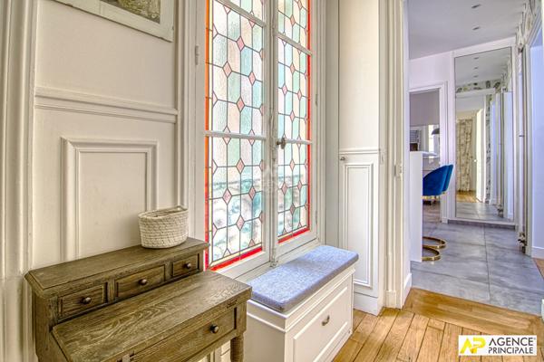 Versailles Notre-Dame Appartement 4 pièces 86 m² carrez situé au 1er étage avec ascenseur, chambre de service de 15m² carrez en supplément et cave €978 000 ** - Référence 27807