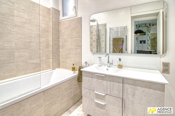 Versailles Notre-Dame Appartement 4 pièces 86 m² carrez situé au 1er étage avec ascenseur, chambre de service de 15m² carrez en supplément et cave €978 000 ** - Référence 27807