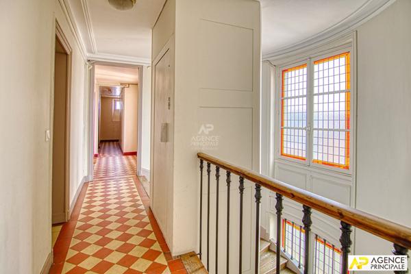 Versailles Notre-Dame Appartement 4 pièces 86 m² carrez situé au 1er étage avec ascenseur, chambre de service de 15m² carrez en supplément et cave €978 000 ** - Référence 27807