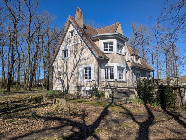 Impressionnante résidence familiale avec maison de gardien sur un terrain de 2,2 hectares