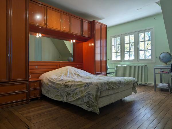 Impressionnante résidence familiale avec maison de gardien sur un terrain de 2,2 hectares