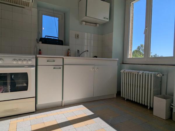 Impressionnante résidence familiale avec maison de gardien sur un terrain de 2,2 hectares