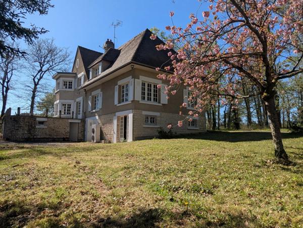 Impressionnante résidence familiale avec maison de gardien sur un terrain de 2,2 hectares