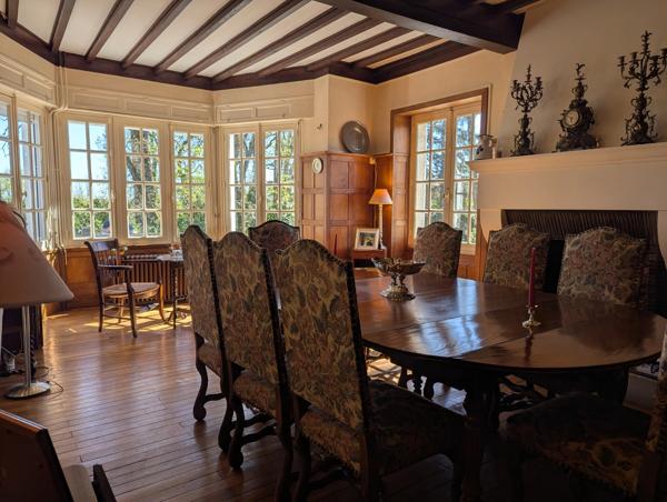 Impressionnante résidence familiale avec maison de gardien sur un terrain de 2,2 hectares