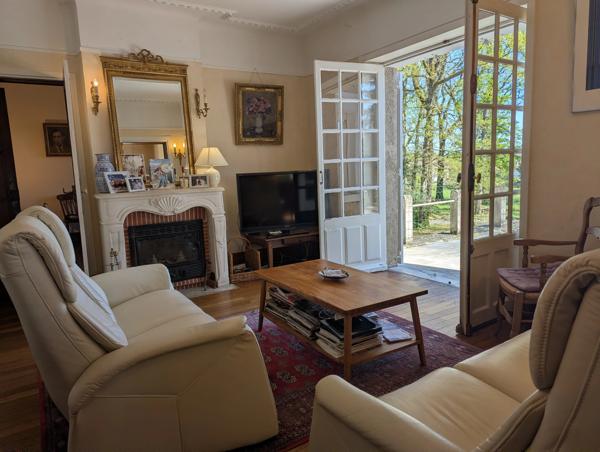 Impressionnante résidence familiale avec maison de gardien sur un terrain de 2,2 hectares