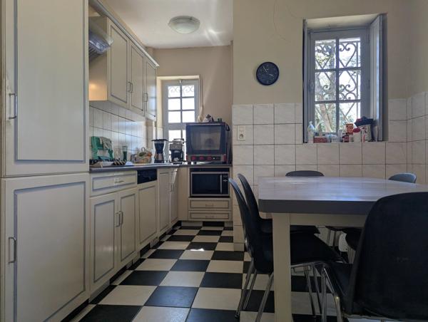 Impressionnante résidence familiale avec maison de gardien sur un terrain de 2,2 hectares