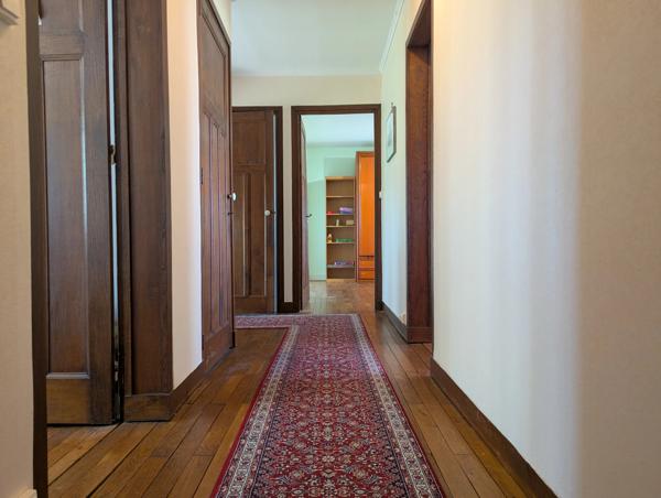 Impressionnante résidence familiale avec maison de gardien sur un terrain de 2,2 hectares