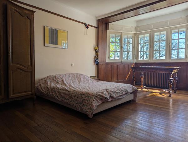 Impressionnante résidence familiale avec maison de gardien sur un terrain de 2,2 hectares