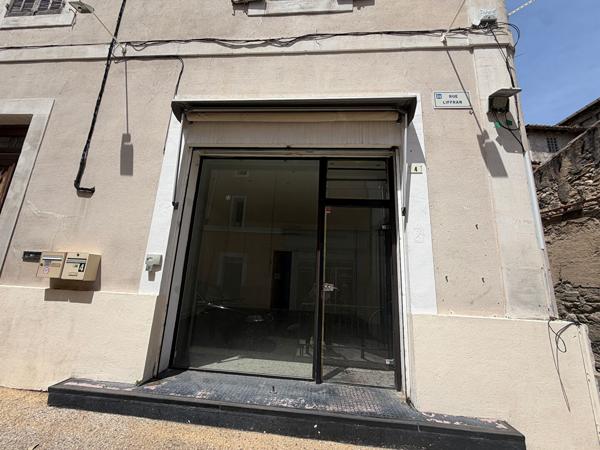 BEAU LOCAL COMMERCIAL OU PROFESSIONNEL EN CENTRE-VILLE 3 GRANDES VITRINES - CLIMATISATION